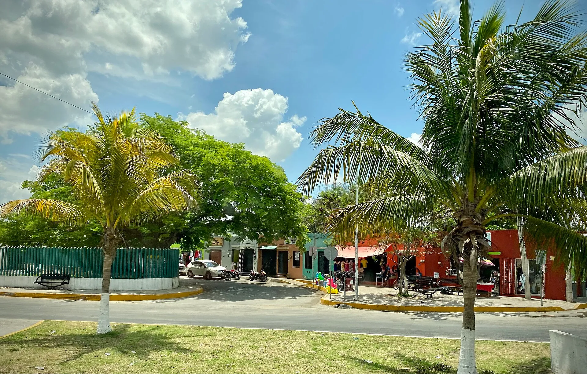 Calle del centro de Champotón con palmeras y comercios