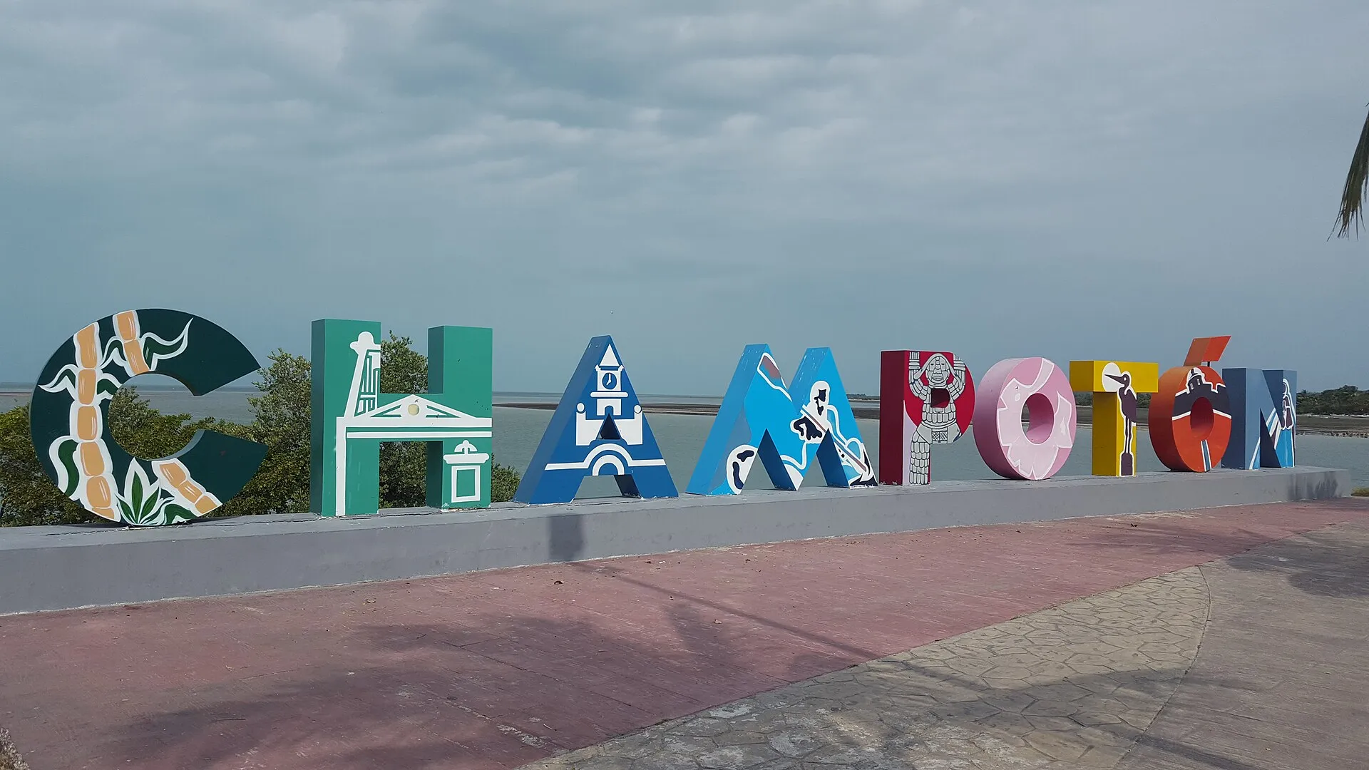 Letras monumentales de Champotón frente al mar