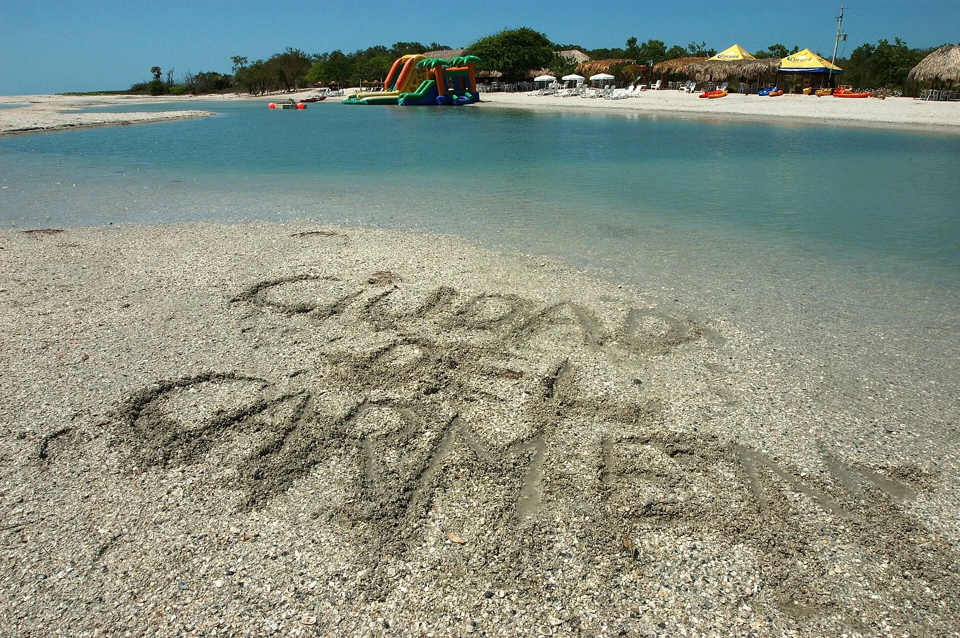 Playa Bahamitas con arena blanca y aguas tranquilas