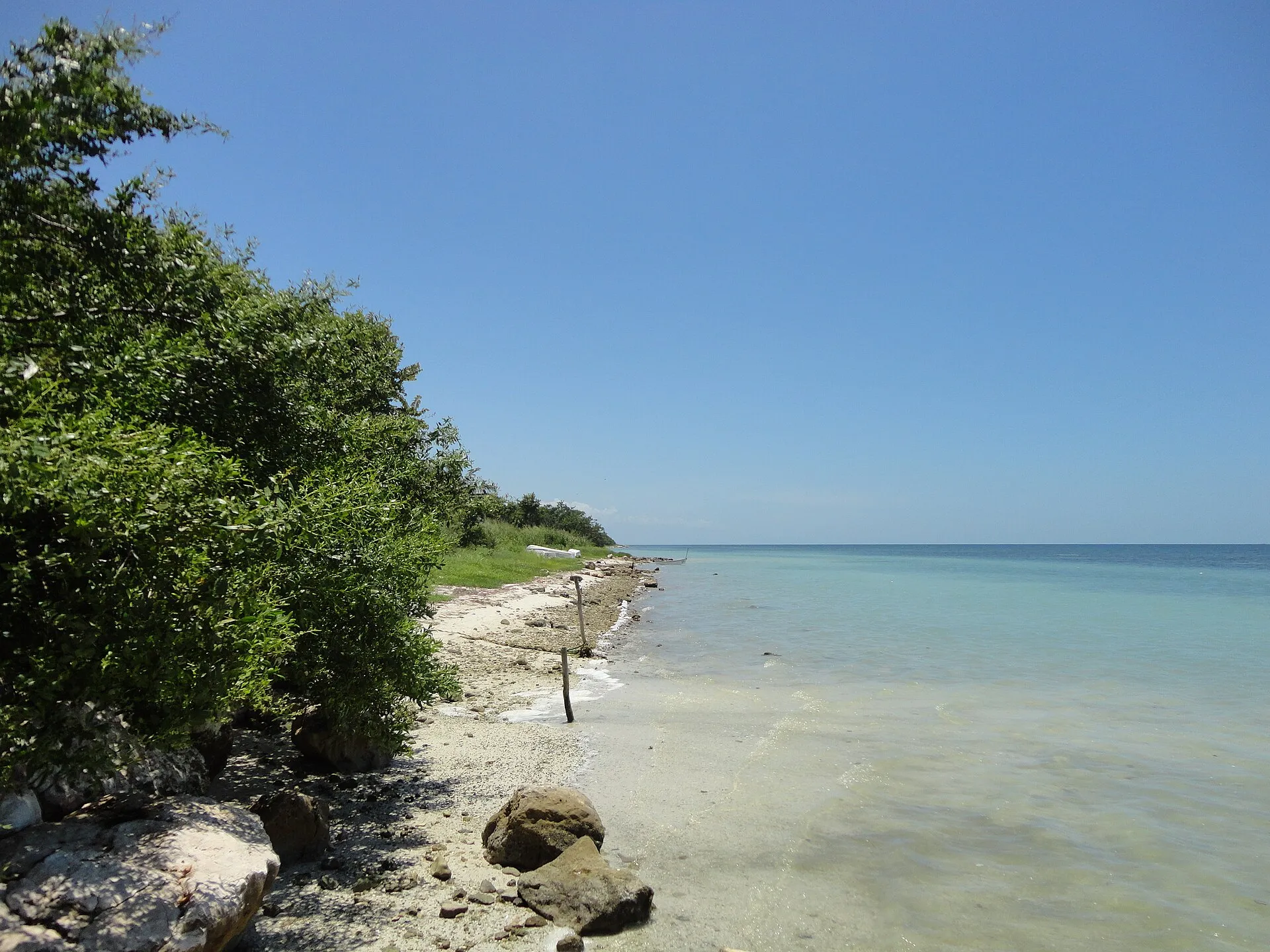 Costa de arena clara y mar turquesa en el litoral de Champotón, Campeche